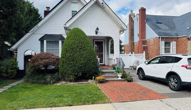 Pleasant 2-bedroom apartment with Kitchen in West Hempstead