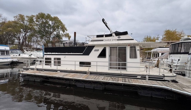 Pleasant 2-bedroom houseboat with heat and A/C in La Crosse