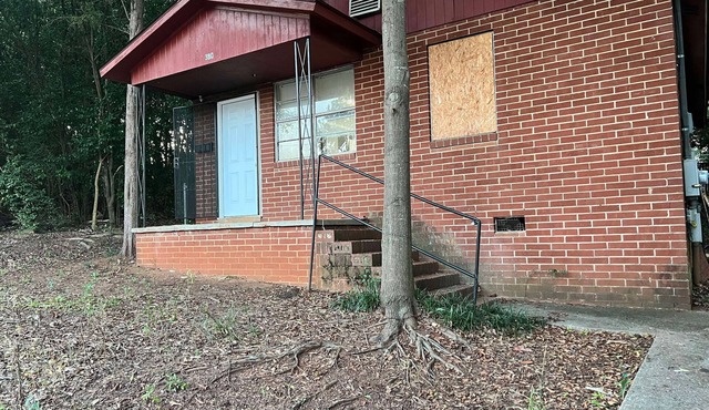 Pleasant 2-bedroom house with AC in Macon. Only 2 blocks from piedmont hospital.