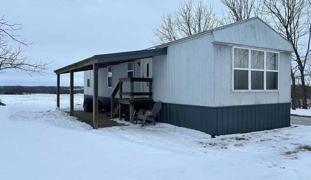Pleasant 2-bedroom mobile home with AC /heat in Friedheim 2 Queen beds 1 Bath.