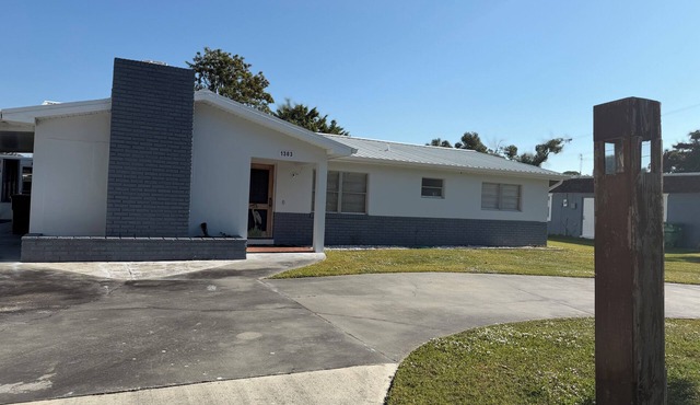 Pleasant 3-bedroom 2 bath house with AC in charming Okeechobee Florida