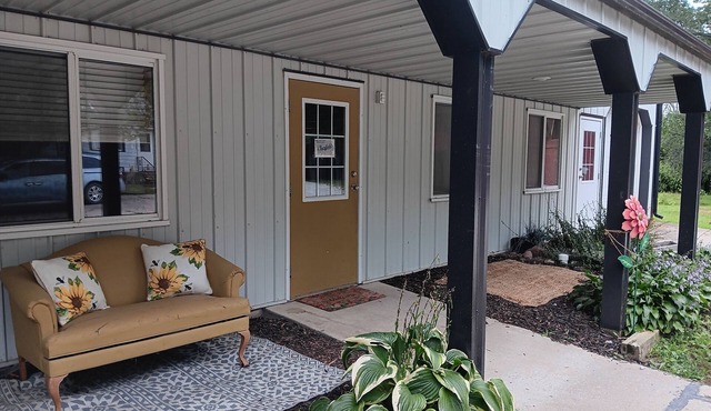 Pleasant 3-bedroom bungalow with AC in charming Clearfield