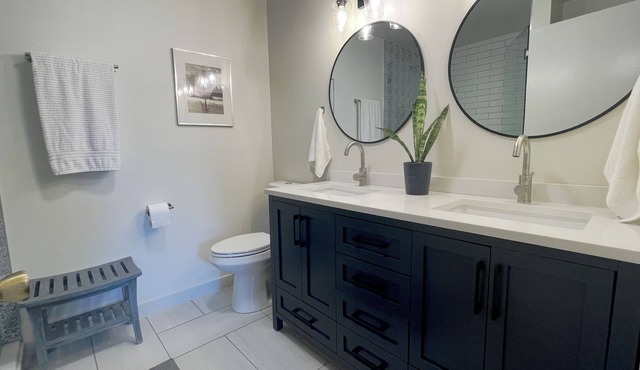 Pleasant 3-bedroom Coastal townhome in Pelican Ridge, Naples- Walk to the Gulf
