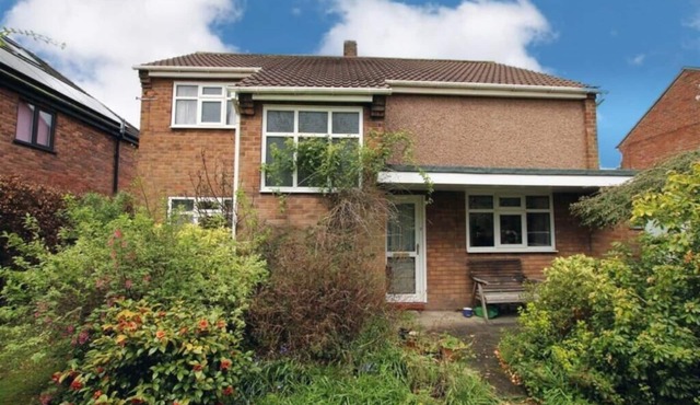 Pleasant 3-bedroom house in Hale Barns perfect for relaxing stays