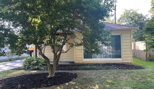 Pleasant 3-bedroom house with AC in friendly neighborhood close to Lake Erie