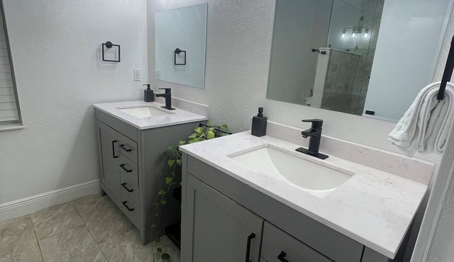 Pleasant 3-bedroom house with AC in charming Venice