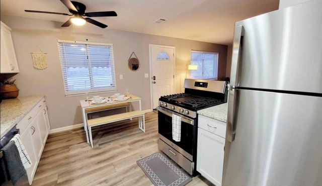 Pleasant 3 BR Home Near ✈︎DTW airport ✈︎*Sleeps 6*