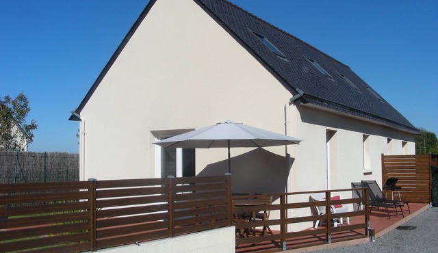 Pleasant 8-person houses, private above-ground swimming pool from mid-June to mid-September