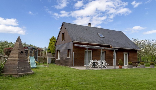 Pleasant 9-person self-catering cottage, 10 minutes from the beach