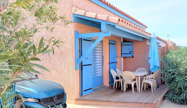 Pleasant air-conditioned family villa with shared pool, a stone's throw from the sea