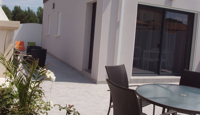 Pleasant air-conditioned apartment in 700 feets of the beach