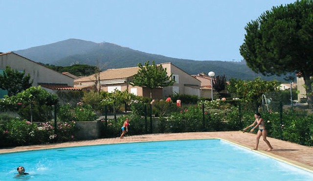 Pleasant air-conditioned holiday VILLA-Veranda-garden and pool-tennis access