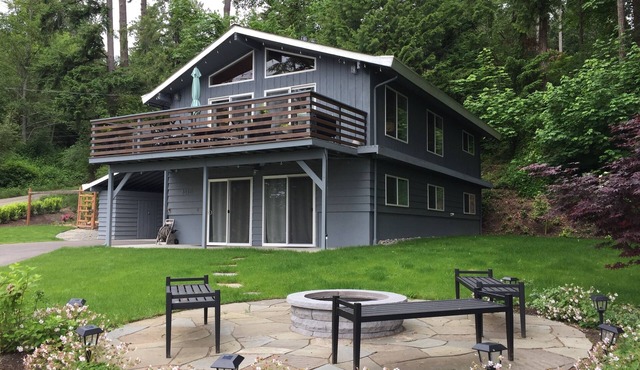 Pleasant Beach Getaway - Breathtaking Puget Sound Views and Steps from the Beach