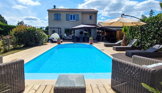 Pleasant, bright villa with swimming pool and JACUZZI in the South West for summer