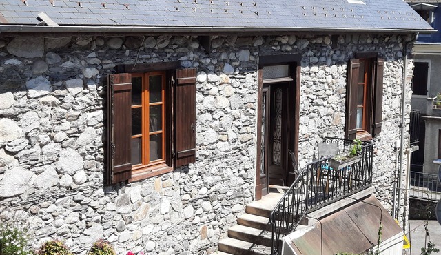 Pleasant bright one-bedroom apartment, in the heart of the Argeles-Gazost valley.