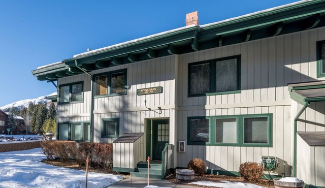 Pleasant Condo with Hot Tub Access and Beautiful Views