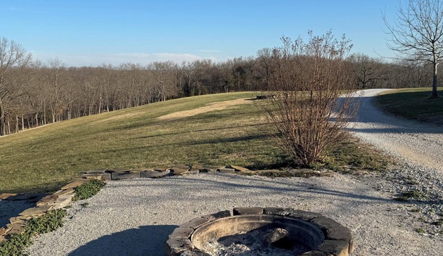 Pleasant countryside 2-bedroom cabin near Elk River - Unit B