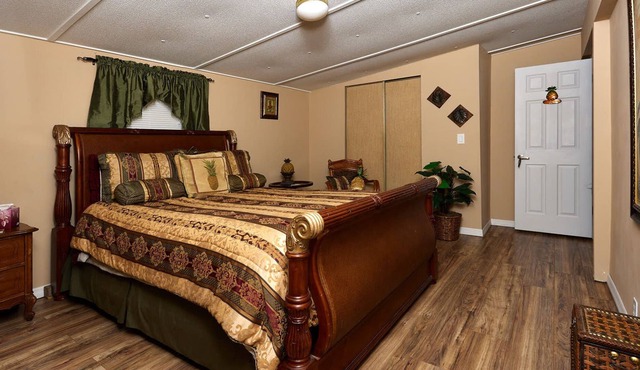 Pleasant Days B&b Tropical Master Suite.