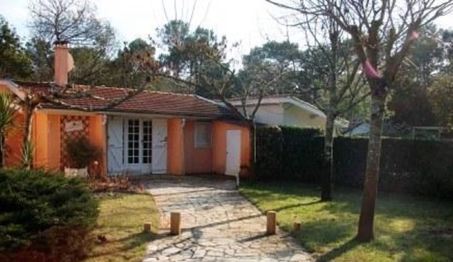 Pleasant detached house located on a garden with a villa for rent
