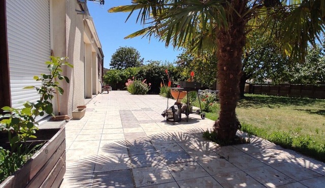 Pleasant family house open to garden + air conditioning