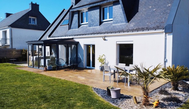 Pleasant family home Gulf of Morbihan near coastal road