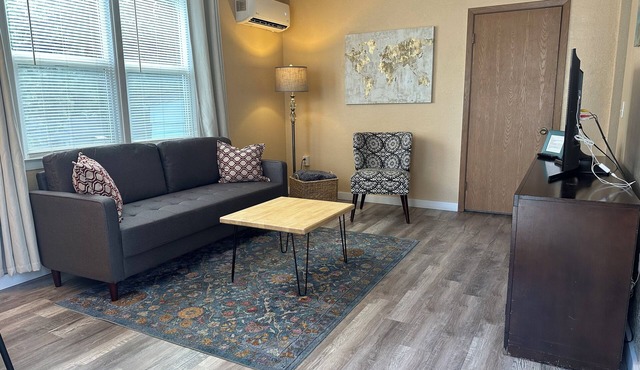 Pleasant Finch Arboretum 1BR Duplex/Centrally Located/AC/Free Parking