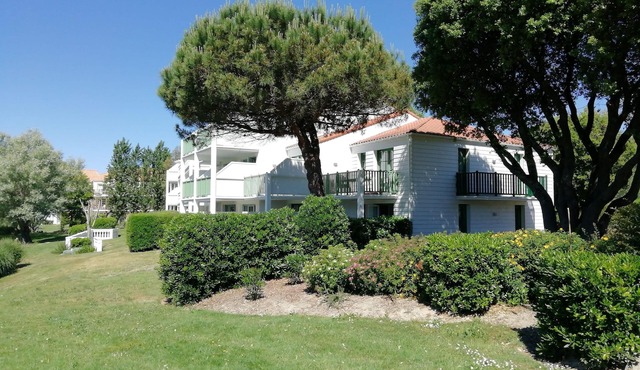 Pleasant vacation spot in a golf course by the ocean