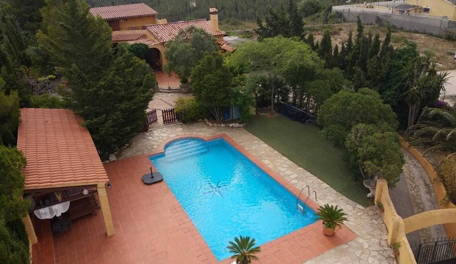 PLEASANT HOUSE WITH PRIVATE SWIMMING POOL&GARDEN , 15 MINUTES TO BEACH