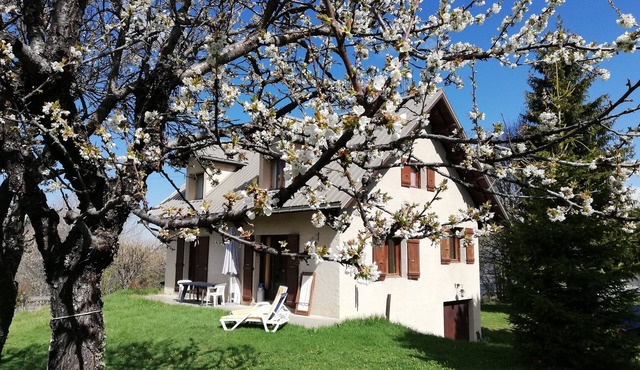 Pleasant high-altitude house facing the mountains