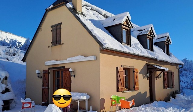 Pleasant house classified 3 stars. Panoramic view of the peaks of the Val d'Azun