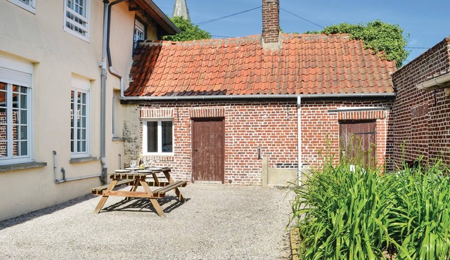 Pleasant house with large living room, five bedrooms and an enclosed and sunny courtyard.