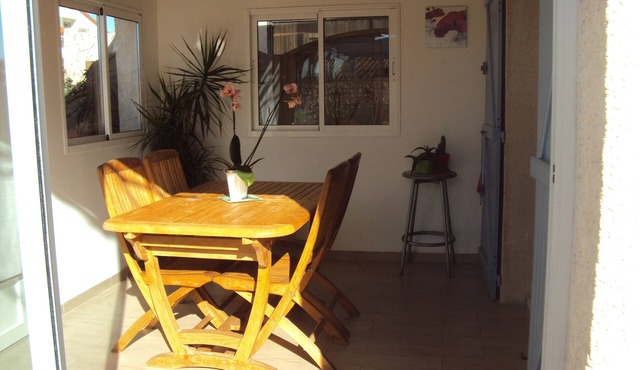 Pleasant house in quiet and secure residence with swimming pool in VIC LA GARDIOLE