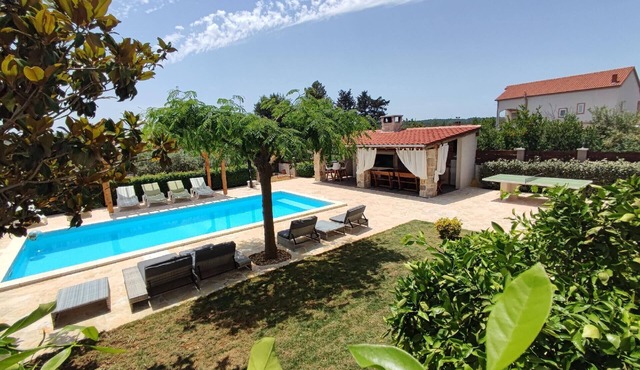 Pleasant House in Posedarje with Large Garden