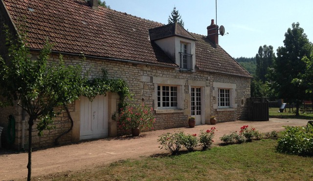 Pleasant house with calm on large garden located at 100m of Yonne river