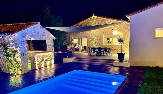 Pleasant mazet with swimming pool for 4-6 people