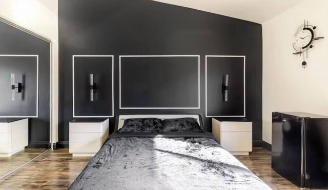 Pleasant private room and bath w/Private Entry Way