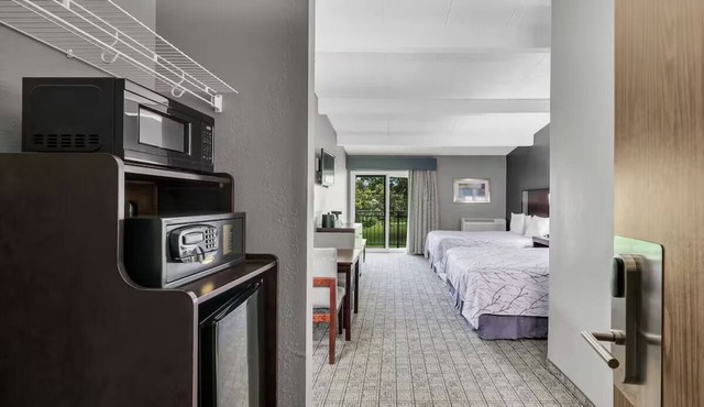 Pleasant Queen Room Ideal for Family Visits Near Meadowbrook Park