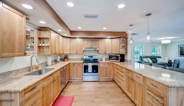 Pleasant retreat in Naples with enclosed yard, pool, & beach gear