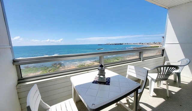 Pleasant studio sea facing with balcony 50m to beach