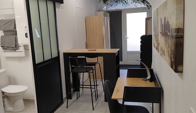 Pleasant studio in the heart of town. Close to the A9 and tramway!