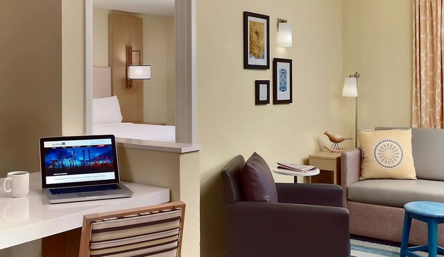 Pleasant Stay, Convenient Location! Full Kitchen, Outdoor Pool, Pets Allowed