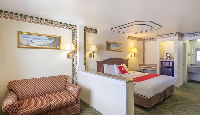 Pleasant Stay, Convenient Location! Onsite Dining, Free Parking!