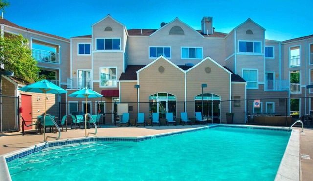 Pleasant Stay, Convenient Location! Free Parking, Onsite Pool, Pets Allowed