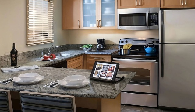 Pleasant Stay, Convenient Location! Pool, Free Parking, Pets Allowed!