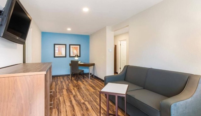Pleasant Stay, Convenient Location! Free Onsite Parking, Swimming Pool