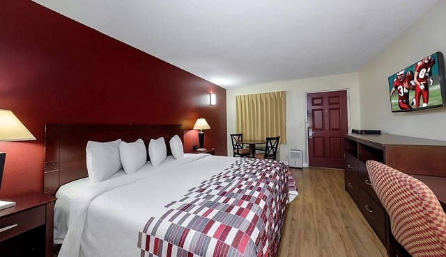 Pleasant Stay, Convenient Location! FREE Parking, Pet-friendly Property, Pool!