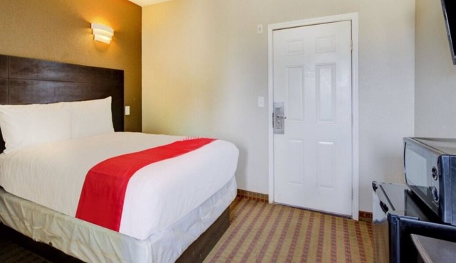 Pleasant Stay, Convenient Location Near Leona River! Free Onsite Parking!