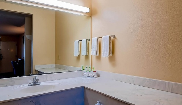 Pleasant Stay, Convenient Location! Near Chevron Station! Outdoor Pool!