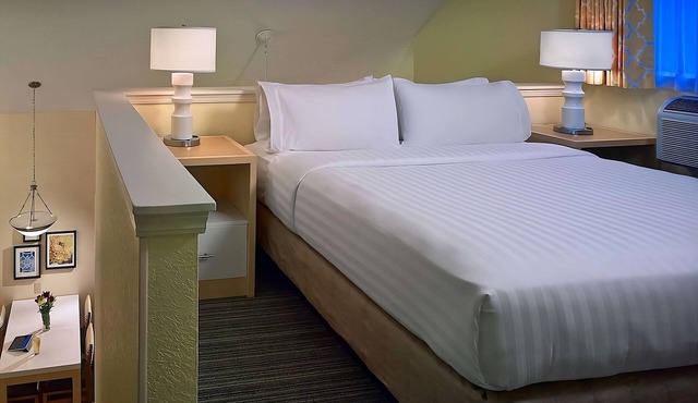 Pleasant Stay! w/ Kitchen, Parking, Pets Allowed, Near Fire Museum of Memphis!