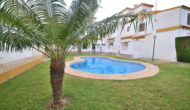 Pleasant townhouse with swimming pool, hydro-massage showers
